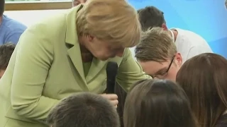 Bürgerdialog mit Tränen: Angela Merkel trifft auf Flüchtlingsmädchen