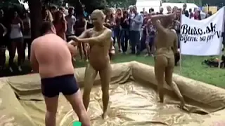 This mud fight is really amazing