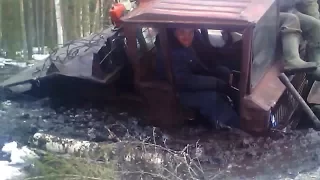 Трактор ТДТ-55 утонул в грязи. Осторожно, мат!