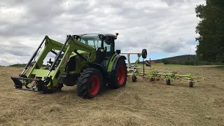 Claas Arion 420 mit Volto 900t beim Heu Wenden