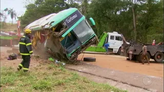 Acidentes de ônibus deixam oito mortos em rodovia de MG