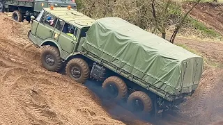 Tatra 813 kämpft sich durch Kiesgrube 8x8 Offroad Wischer 2024