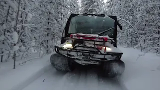 Снегоболотоход Тингер по глубокому снегу на болоте.