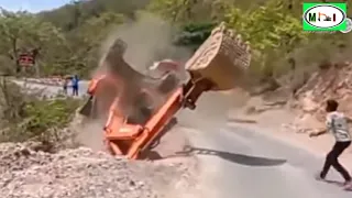 EXCAVATOR MACHINE ACCIDENTS. POCLAIN DANGEROUS WORKS.