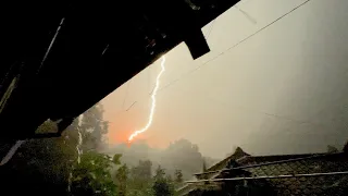 【落雷の瞬間】雷が近所の同じ場所に、5回連続で落ちた！😱⚡️