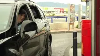 Cantando el pedido en el mc auto