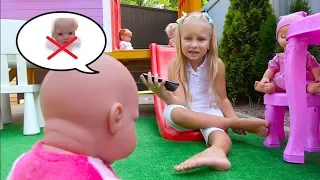 Алиса открыла ДЕТСКИЙ САД !!! Alice  play in babysitter for doll