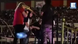 MANÁ LE CANTÓ A SUERTUDA HUACHANA QUE SUBIÓ AL ESCENARIO