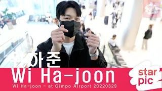 위하준 '청량한 스마일맨!'  [STARPIC] / Wi Ha-joon - at Gimpo Airport 20220329