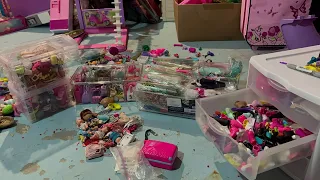 ORGANIZÓ TODOS LOS ACCESORIOS DE BARBIE POR CATEGORÍA EN CAJAS DE PLÁSTICO/ROPA , ZAPATOS, COMIDITA/