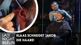 Klaas schneidet Jakob die Haare! Friseursalon Heufer-Umlauf | Late Night Berlin | ProSieben