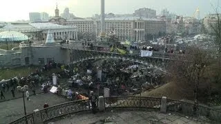 Kiev protesters build barricades amid deadly clashes