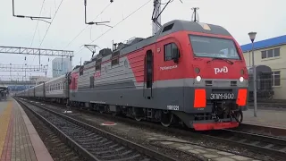 "Бывший юбилейный." Отправление ЭП1М-500 с пассажирским поездом.