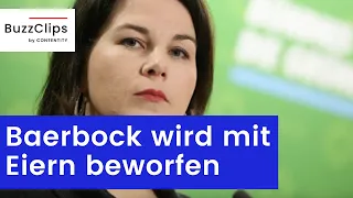 Baerbock wird bei Rede mit Eiern beworfen