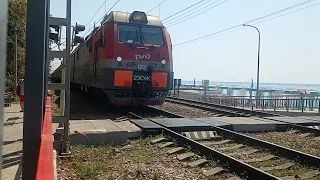 Электровоз 2ЭС4К-122 "Дончак" с пассажирским поездом №128 "Адлер-Красноярск".