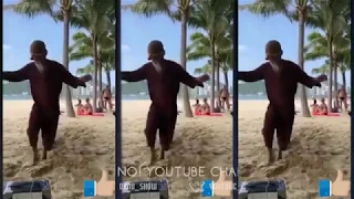 Забавный дедушка на пляже танцует. Хочу так же отжигать в старости