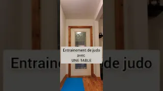 Entrainement maison de judo : exercices avec une table