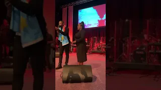 Deborah La Reine chante Jésus m'a surpris avec Fiston Mbuyi