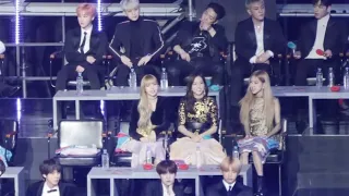 20190105 BLACKPINK (Jisoo, Rose and Lisa) react to Jennie SOLO (Fancam) at 33th Golden Disk Award