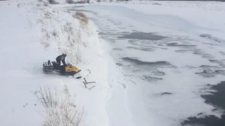 На снегоходе через реку. Почти получилось.