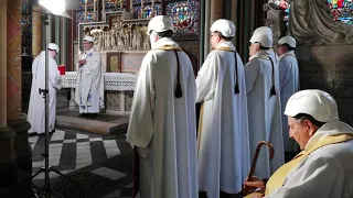 Priester tragen Helme: Erste Messe seit Großbrand in Notre-Dame