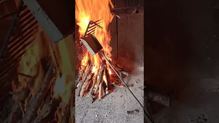 How to clean your grill with fire / Kako očistiti gradele#lifehacks#tipsandtricks#grill #fireburning