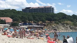 Геленджик. Погода 18 июня 2018 г. Народу полный пляж в Голубой бухте