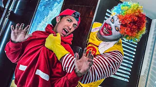 ¡APARECE un PAYASO MC DONALDS GIGANTE de 2 METROS !