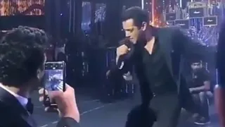 Salman Khan singing at IIFA AWARDS 2019