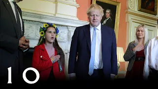 Melisa Kogut sings the Ukrainian National Anthem to PM Boris Johnson