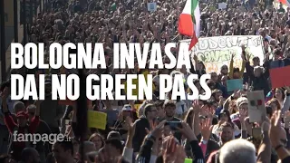 Bologna, 8mila al corteo contro il Green Pass: "È il giorno più infame nella nostra storia"