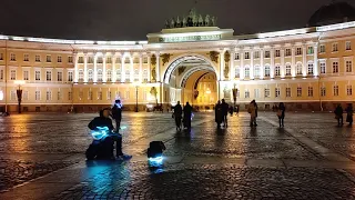 Сплин -''Романс'' на Дворцовой площади в Санкт-Петербурге выступает уличный музыкант Николай Музалёв