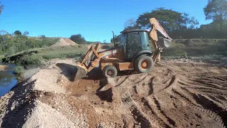 Retirando areia do rio com retroescavadeira case 580 M / backhoe case 580 M