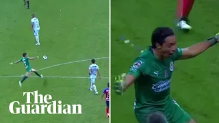 Chivas goalkeeper scores from own penalty area in Mexican football match