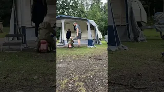 Sætter fortelt op i Silkeborg (Gudenåen camping)