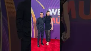 IN LOVE 😍 #MarcAnthony y #NadiaFerreira en la red carpet de los #LatinAMAs