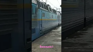 ЧС8-080 з пасажирським поїздом