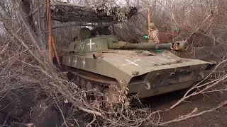 Ukrainian paratroopers fire artillery at Russian positions