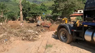 Retirando carro do rio. Guincho lança e plataforma