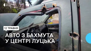 У центрі Луцька волонтери поставили обстріляне під Бахмутом авто