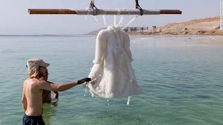 Chiếc váy bị ngâm dưới Biển Chết, 2 năm sau bỗng trở thành tuyệt tác pha lê lấp lánh