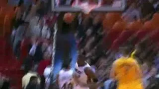 Dwyane Wade Goes Baseline for the Slam