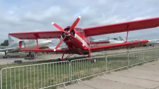 Літак АН 2 : червона досконалість.