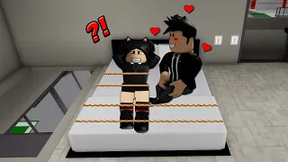 ACORDEI PRESA COM ESSE YOUTUBER FAMOSO ME BEIJANDO BROOKHAVEN RP (ROBLOX)