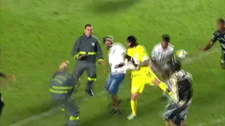 ABSURDO!!! """TORCEDOR""" DO SANTOS INVADE O CAMPO E TENTA AGREDIR O CÁSSIO