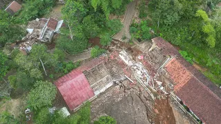 Ngeri !!! Kejadian pergerakan tanah di Rongga, Puluhan rumah akan direlokasi