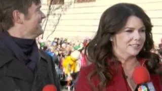 Peter Krause & Lauren Graham At The Macy's Thanksgiving Day Parade.wmv
