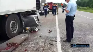 В Тверской области легковушка въехала под фуру: погибли три человека