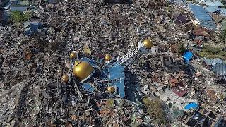 L'Indonésie enterre ses premiers morts après le tremblement de terre et le tsunami