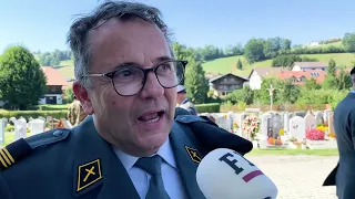 Die Schweizer Armee beerdigt Max Mustermann in Plaffeien.